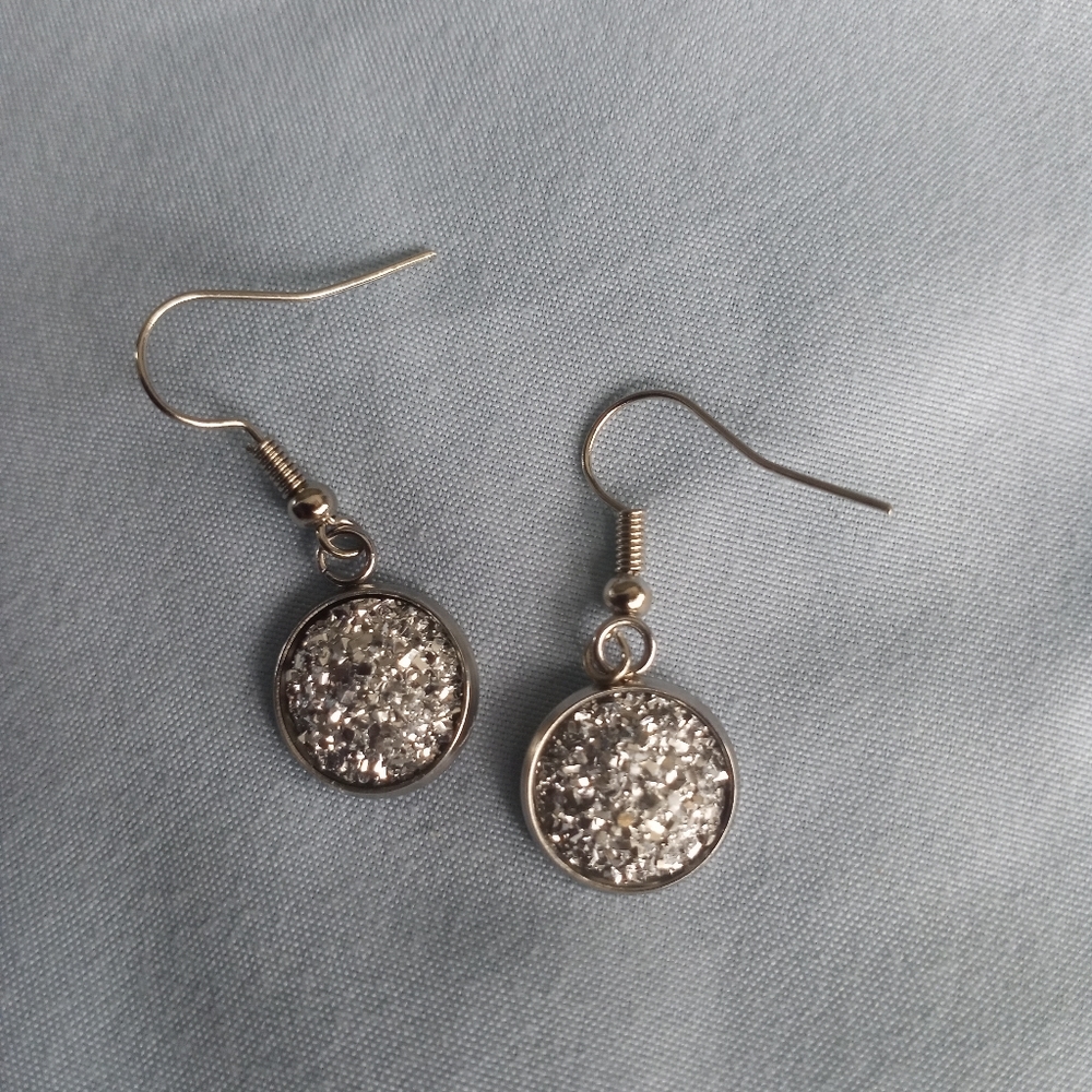 Beautiful silver dangle earrings!